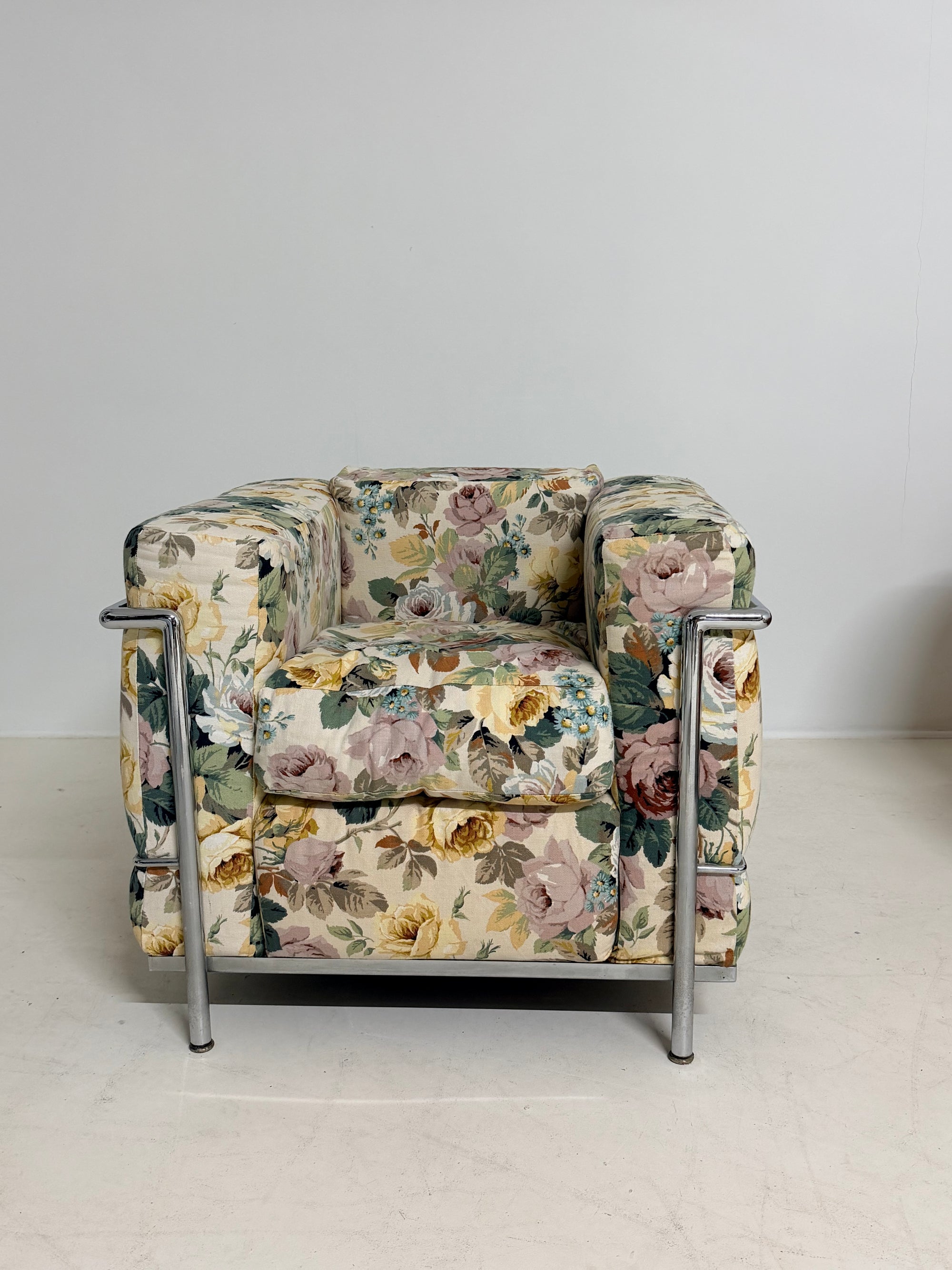 LC2 Cassina chair+Artifort+White table