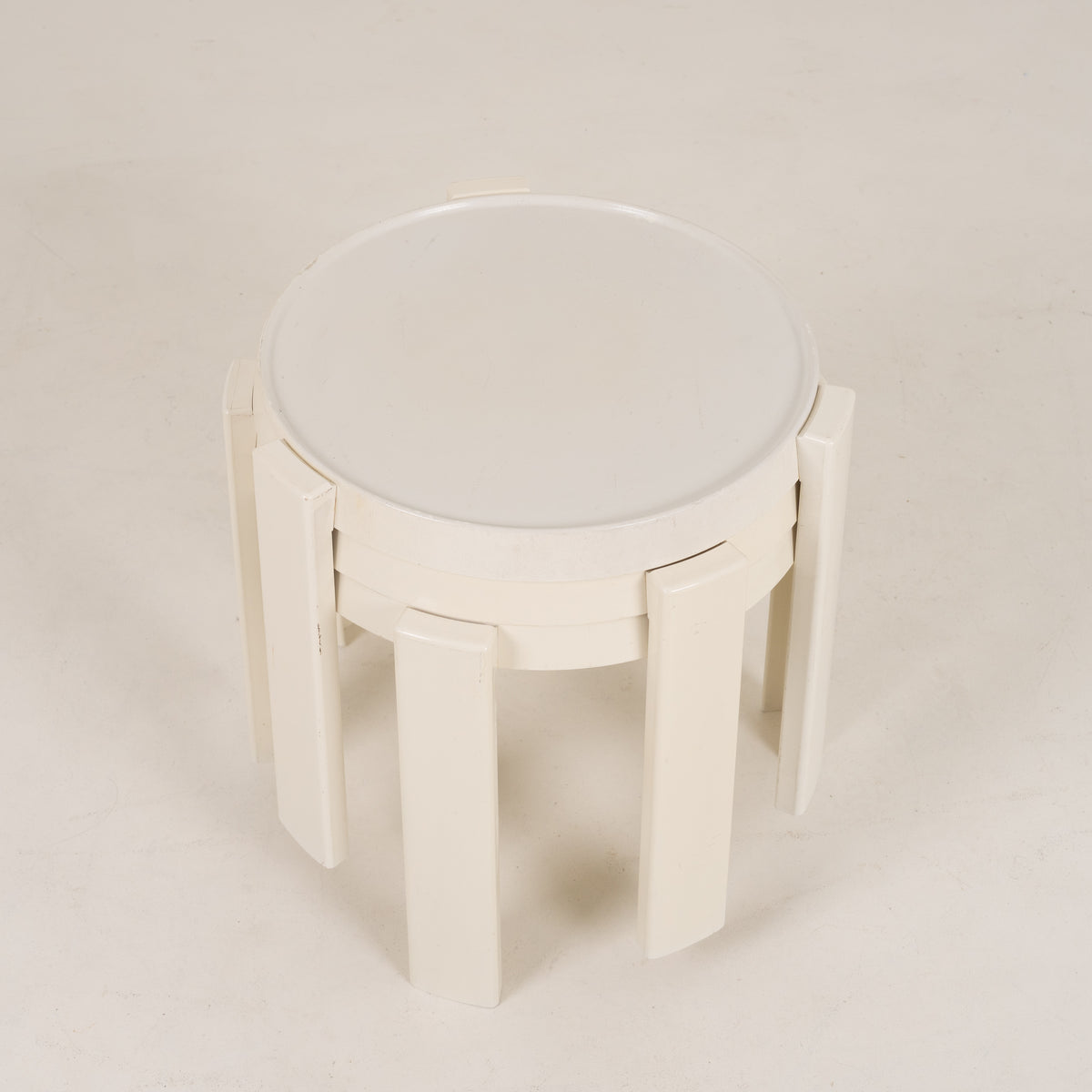 SET OF THREE STACKING SIDE TABLES IN WHITE MOULDED PLASTIC