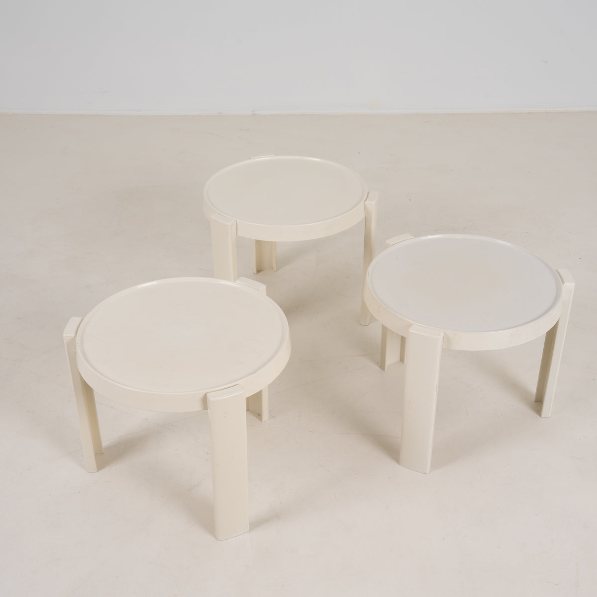 SET OF THREE STACKING SIDE TABLES IN WHITE MOULDED PLASTIC