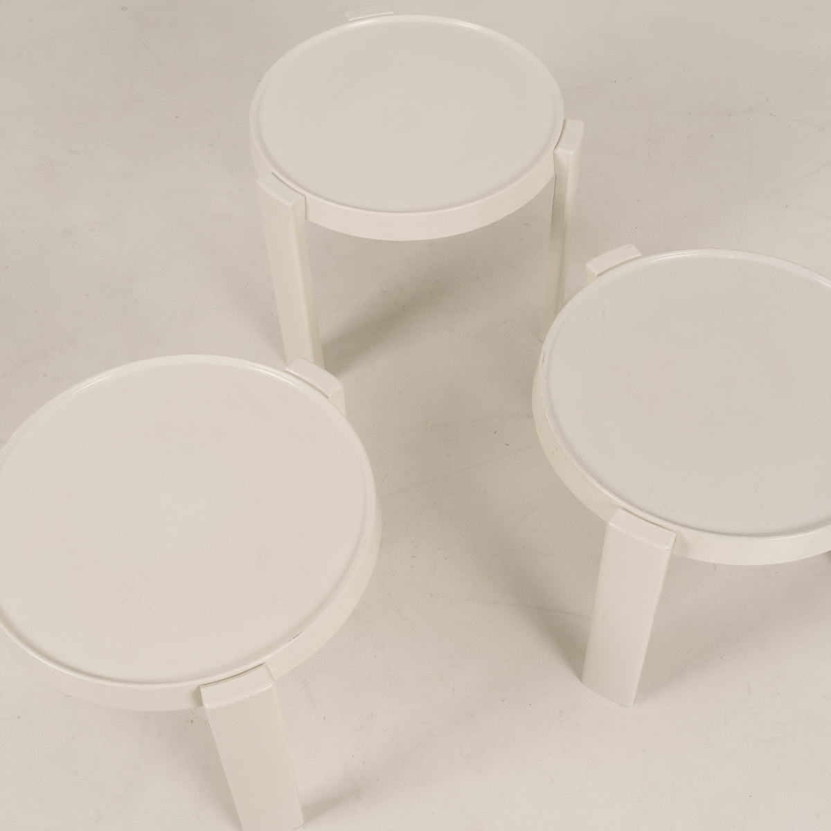 SET OF THREE STACKING SIDE TABLES IN WHITE MOULDED PLASTIC