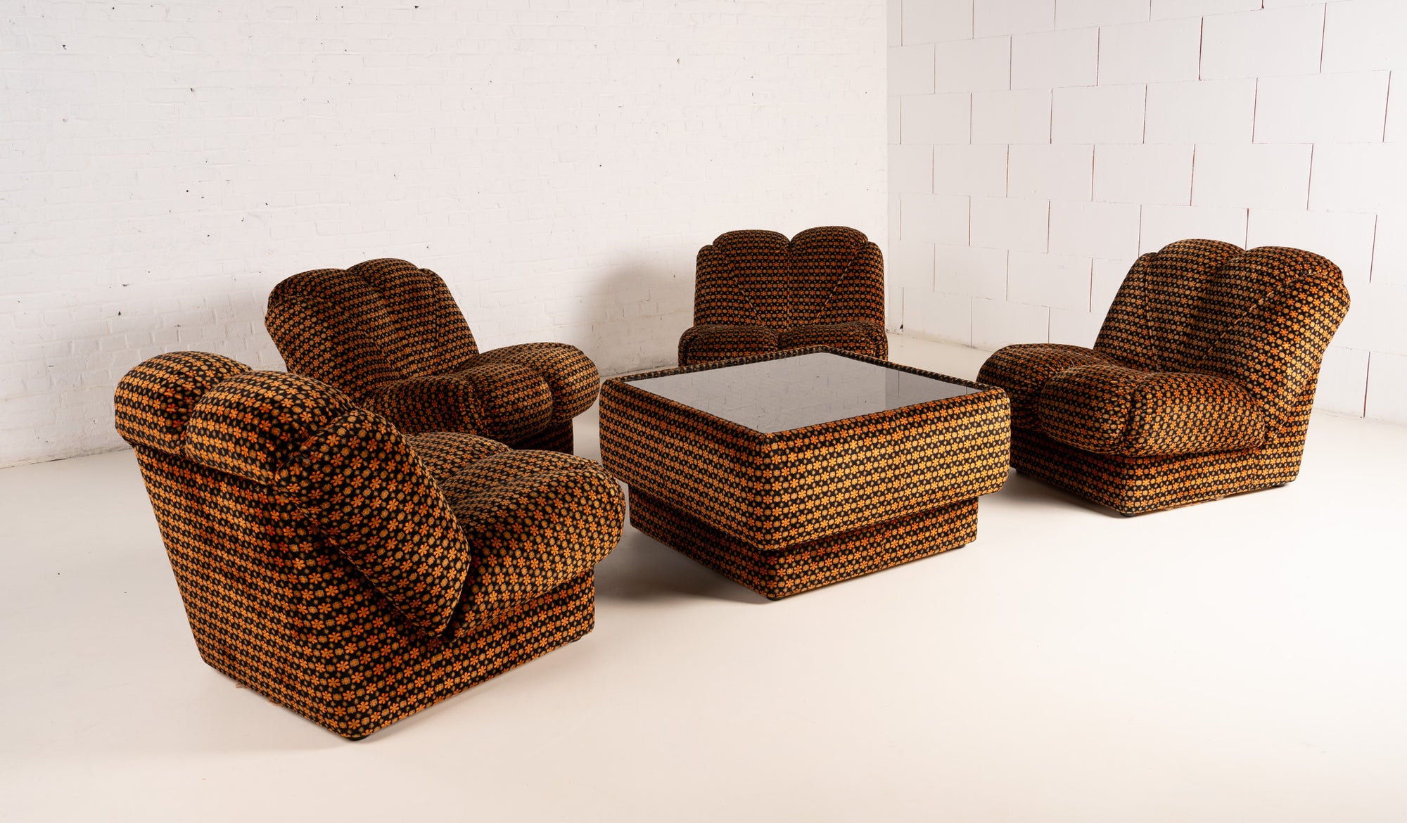 Modulaire bank en tafel met bloemenprint uit de jaren 70