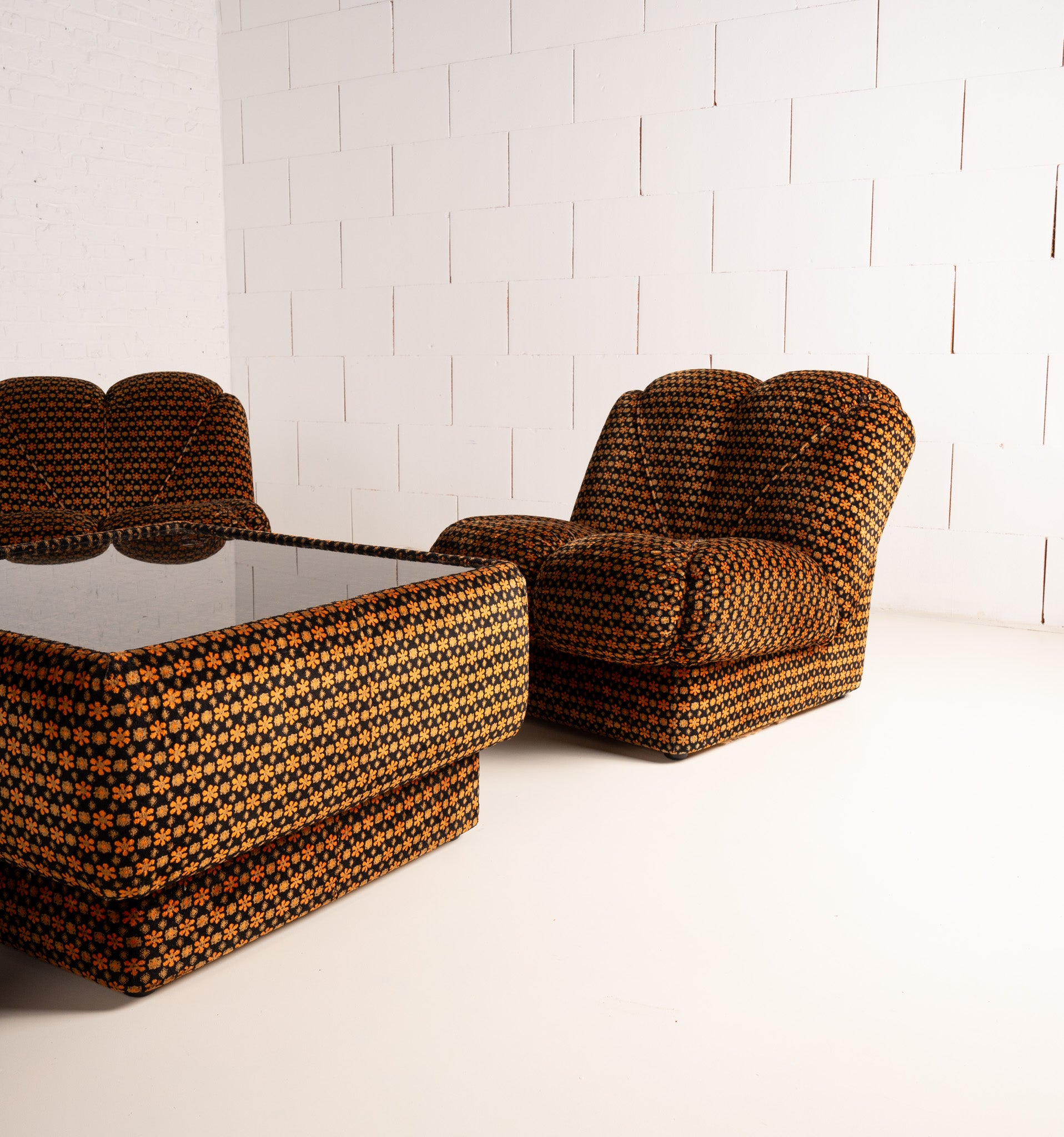 Modulaire bank en tafel met bloemenprint uit de jaren 70