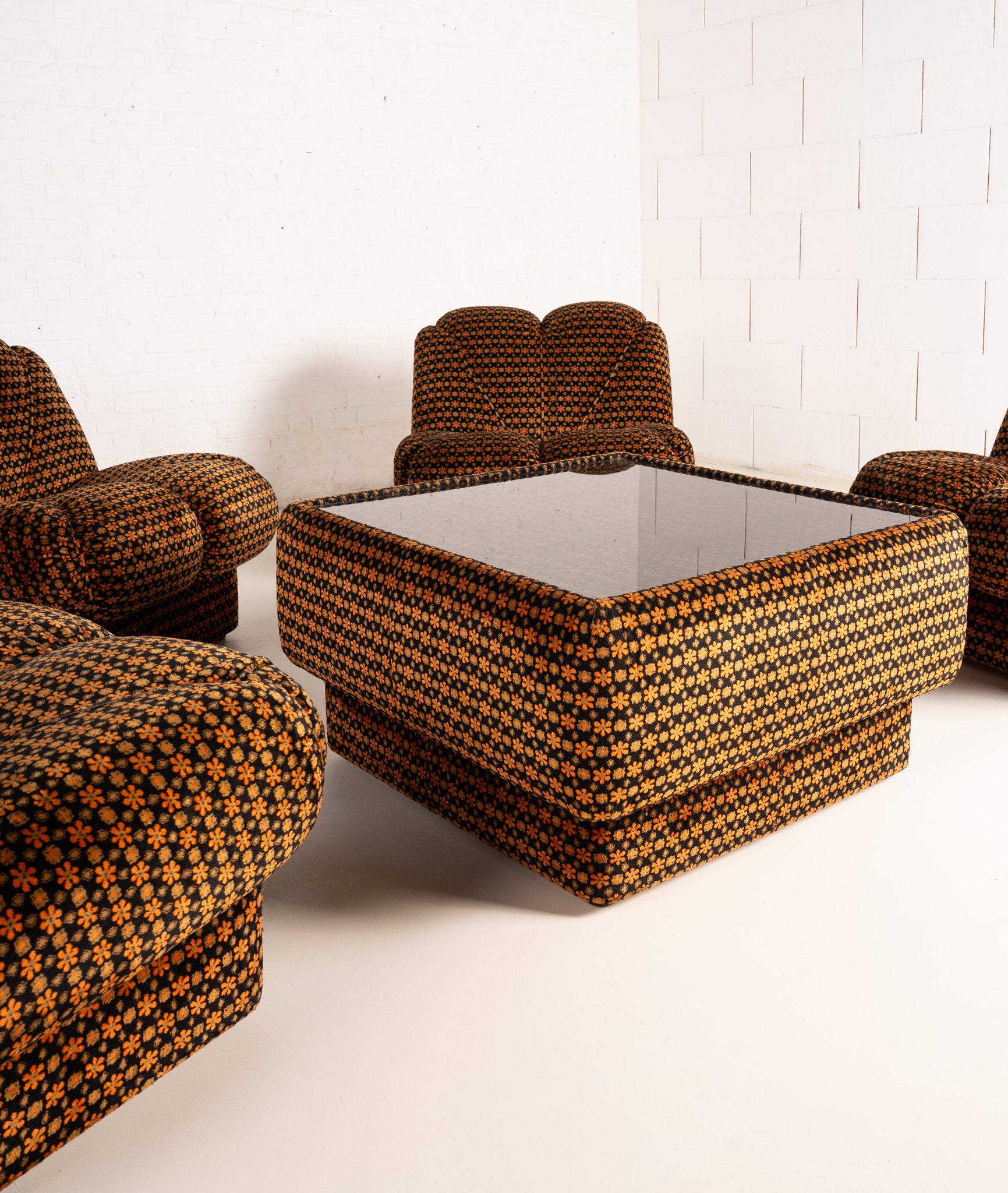 Modulaire bank en tafel met bloemenprint uit de jaren 70