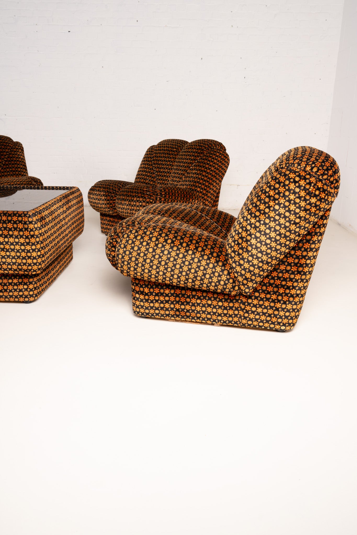 Modulaire bank en tafel met bloemenprint uit de jaren 70