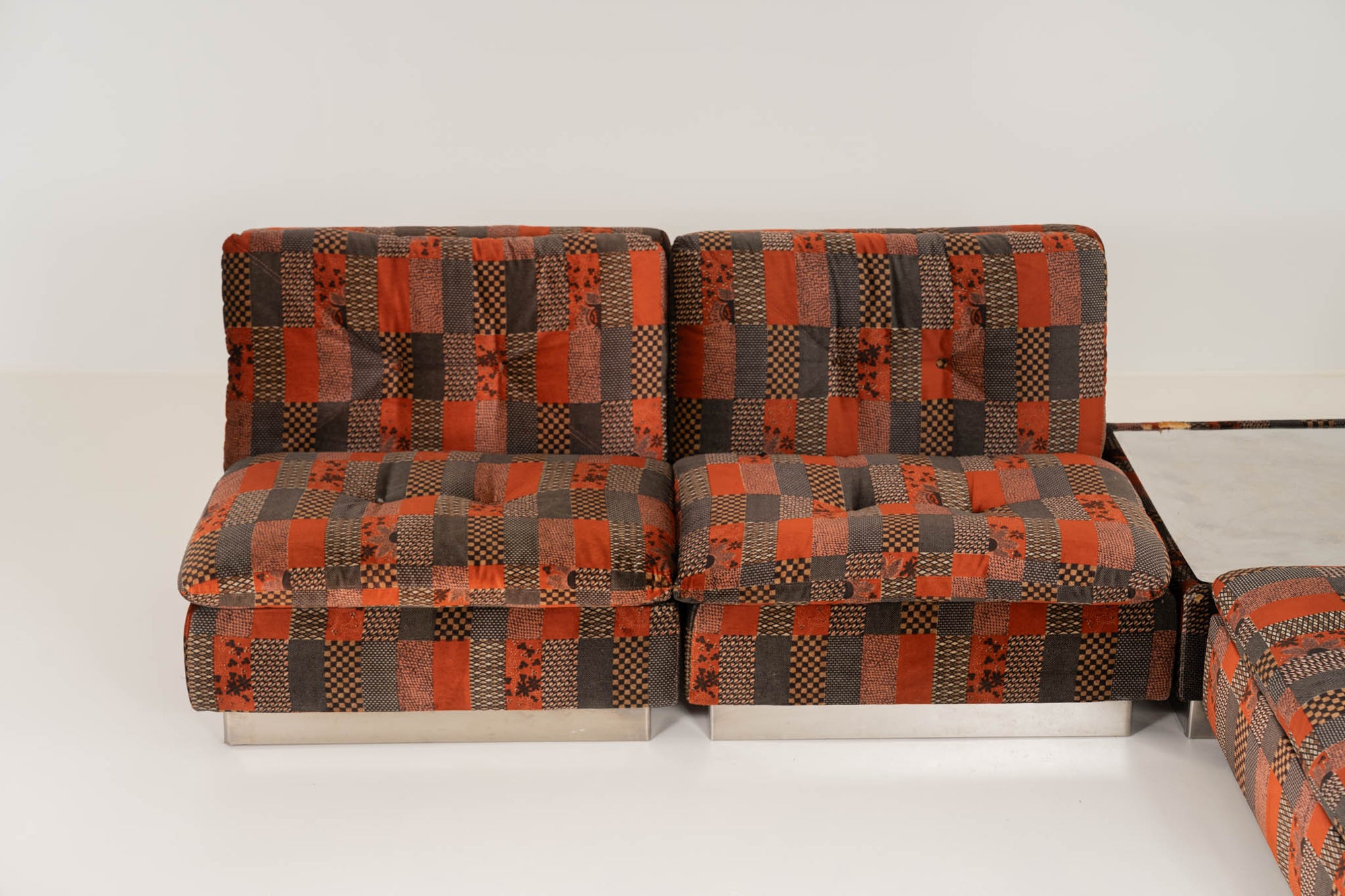 (On hold) Giovanni Offredi for Saporiti – Modular Velvet Sofa Set with Coffee Table, Italy 1970s