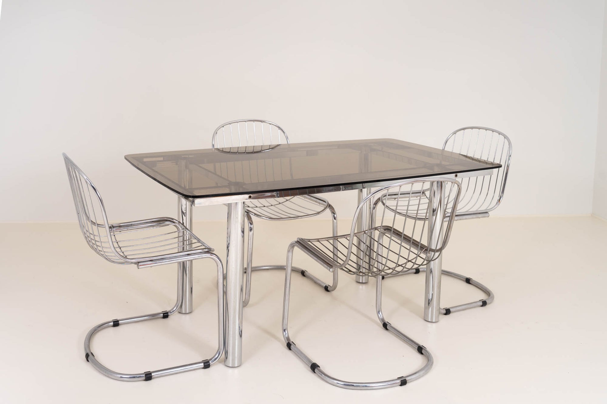 Eettafel van gerookt glas uit de jaren 70