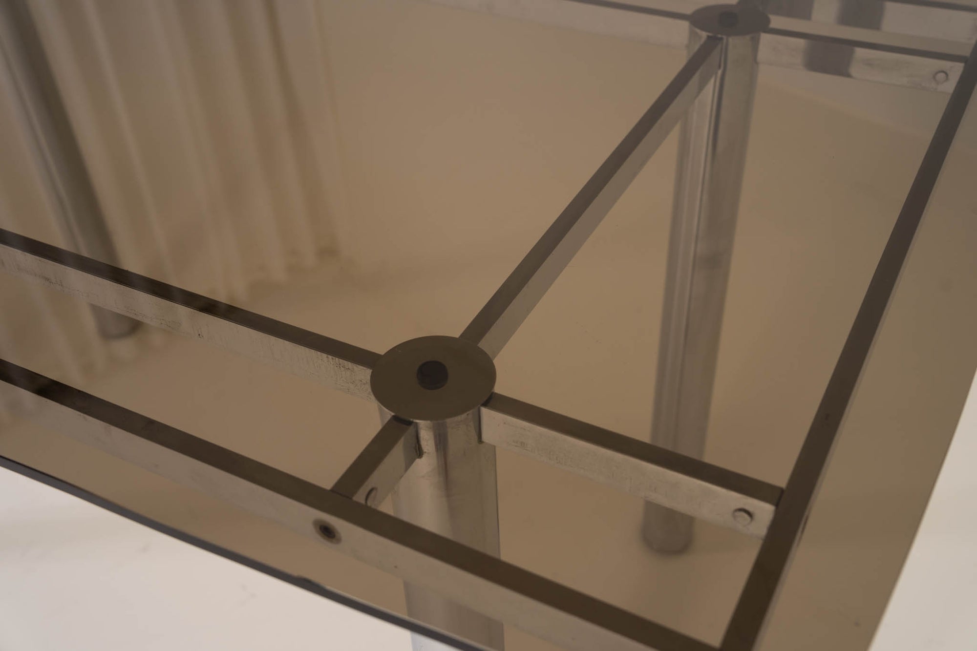 Eettafel van gerookt glas uit de jaren 70