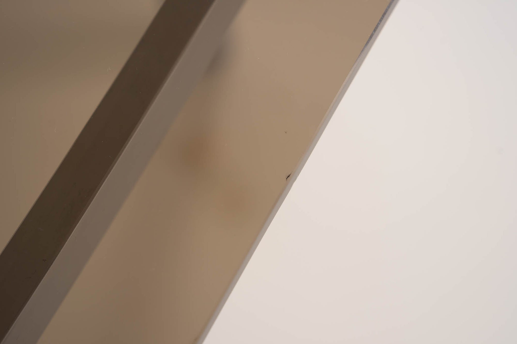 Eettafel van gerookt glas uit de jaren 70