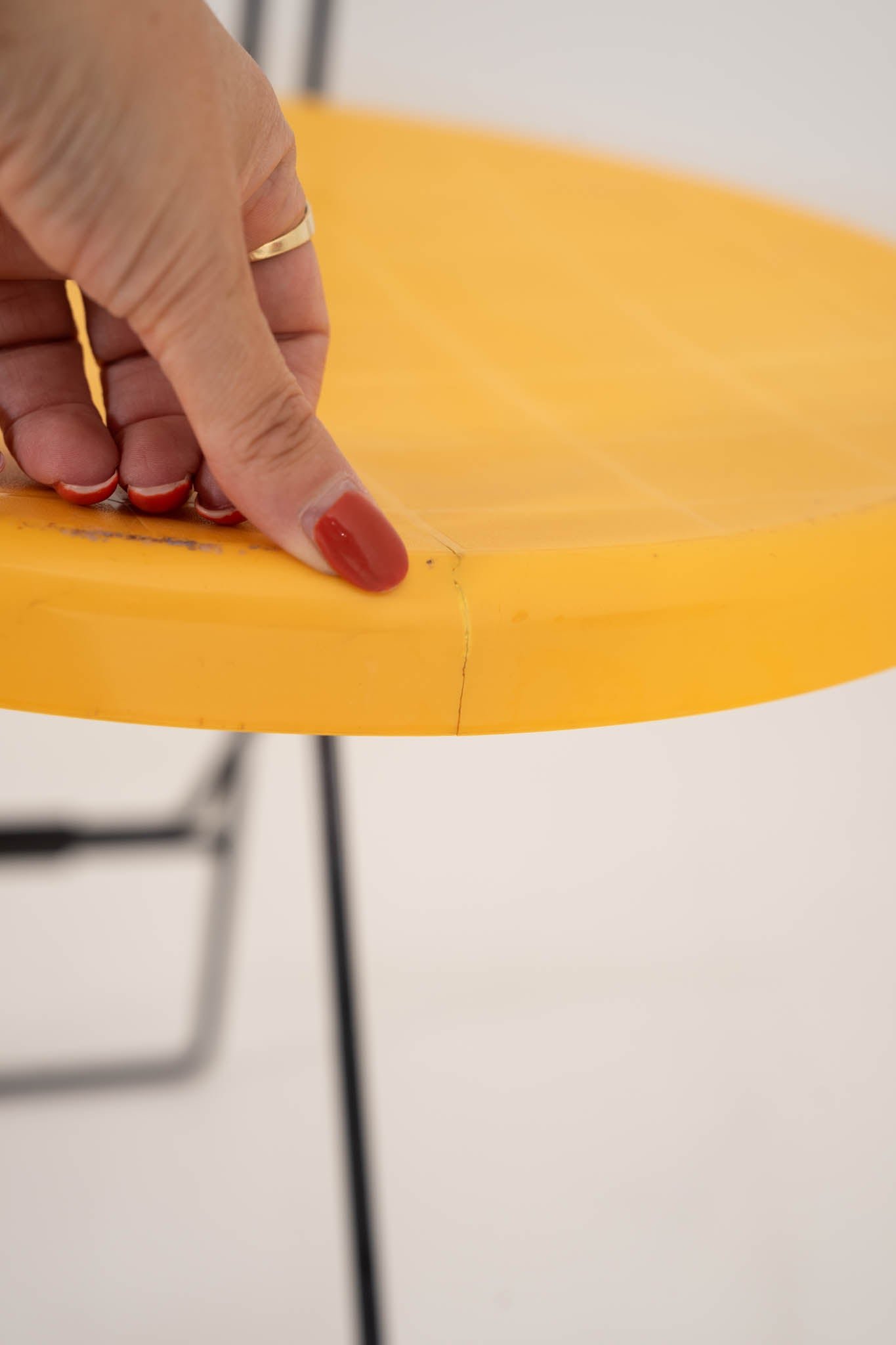 Cricketstoel van Andries Van Onck – Donkergeel (kleine scheur in de zitting)