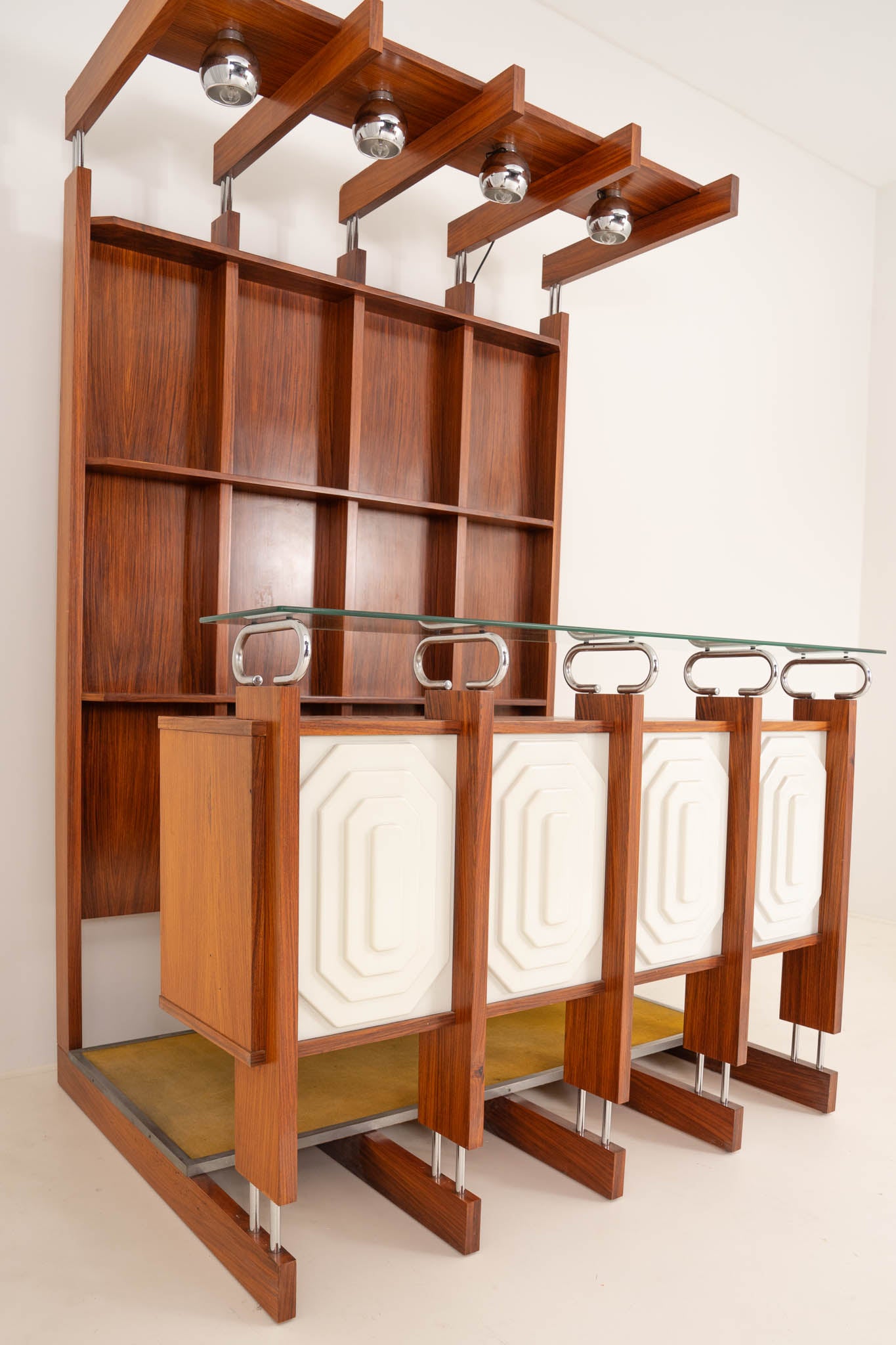 Zeldzame Italiaanse bar met krukken