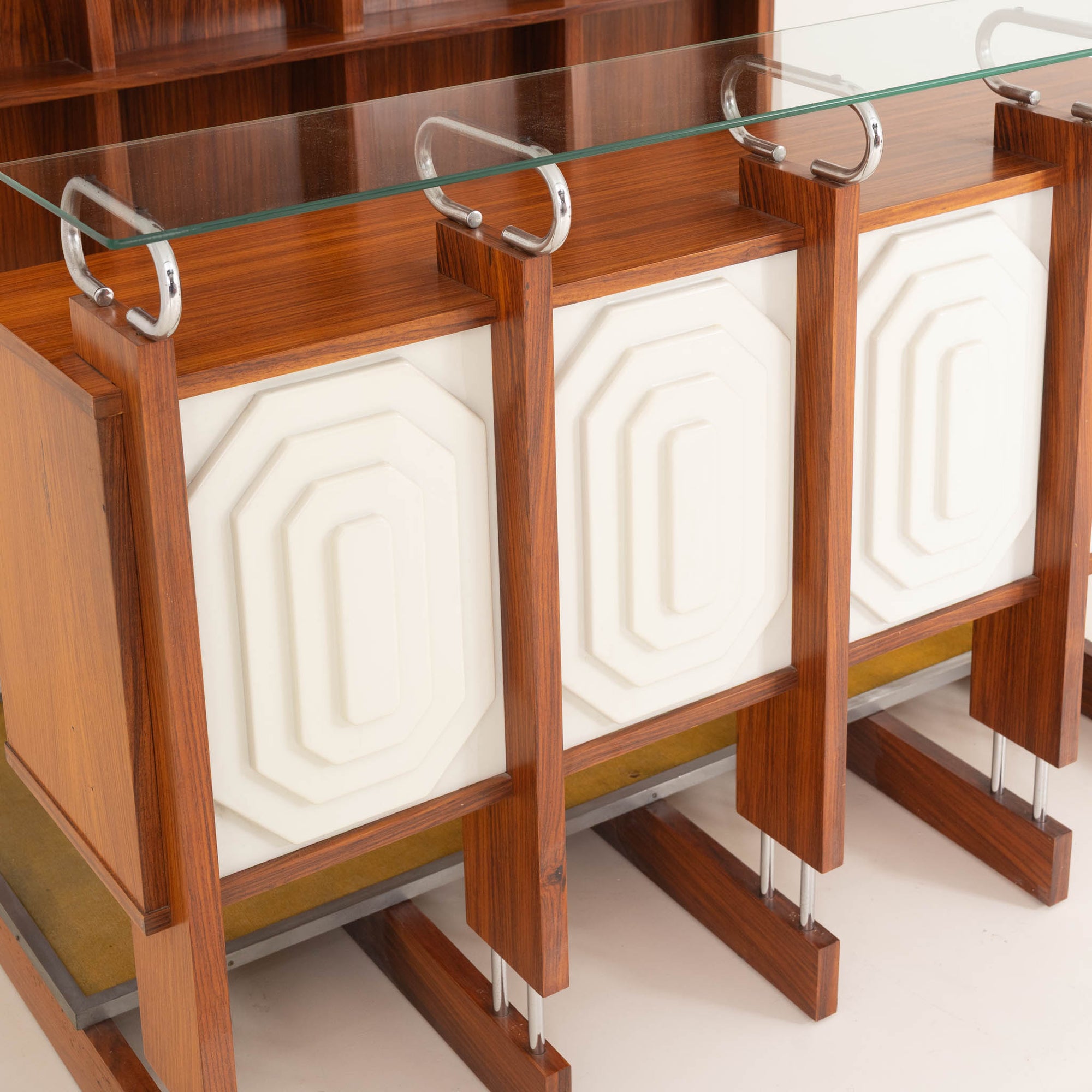 Zeldzame Italiaanse bar met krukken