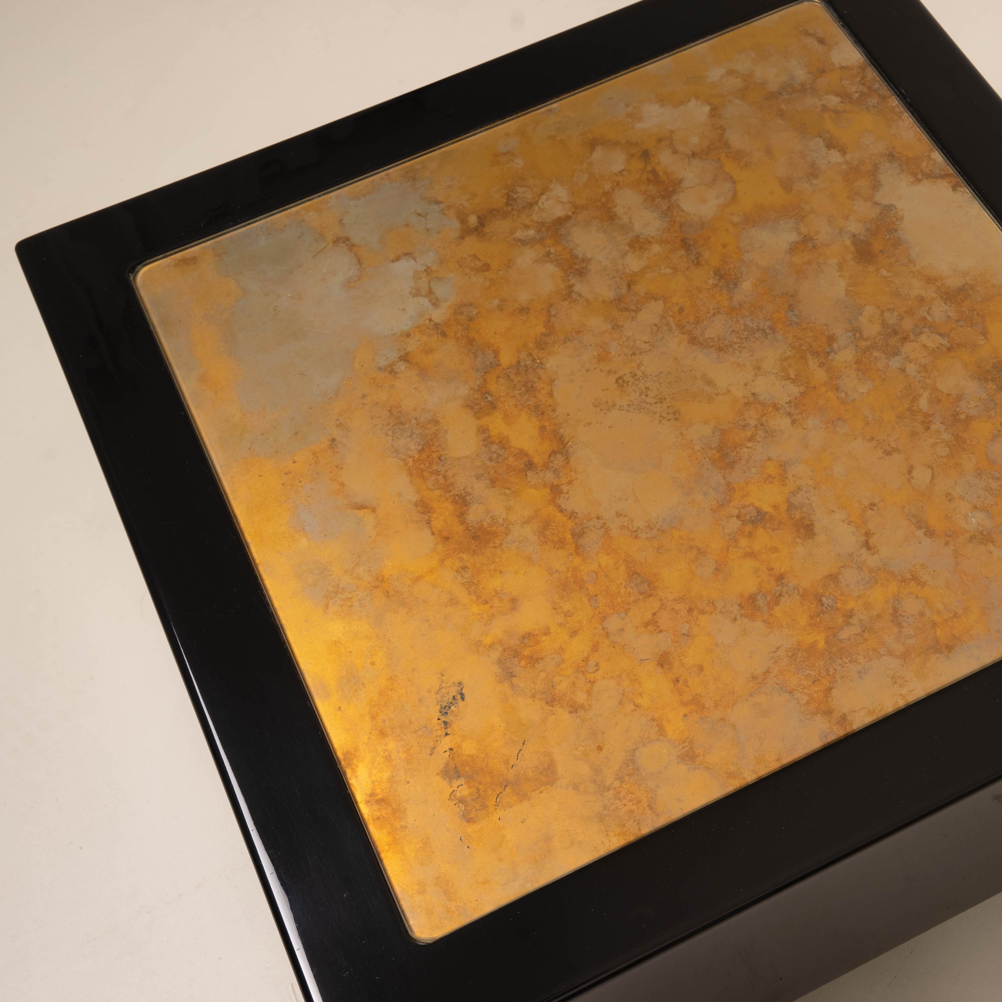 Vintage Coffee Table in Resin and Gold-Leaf Églomisé Glass, 1970–1980
