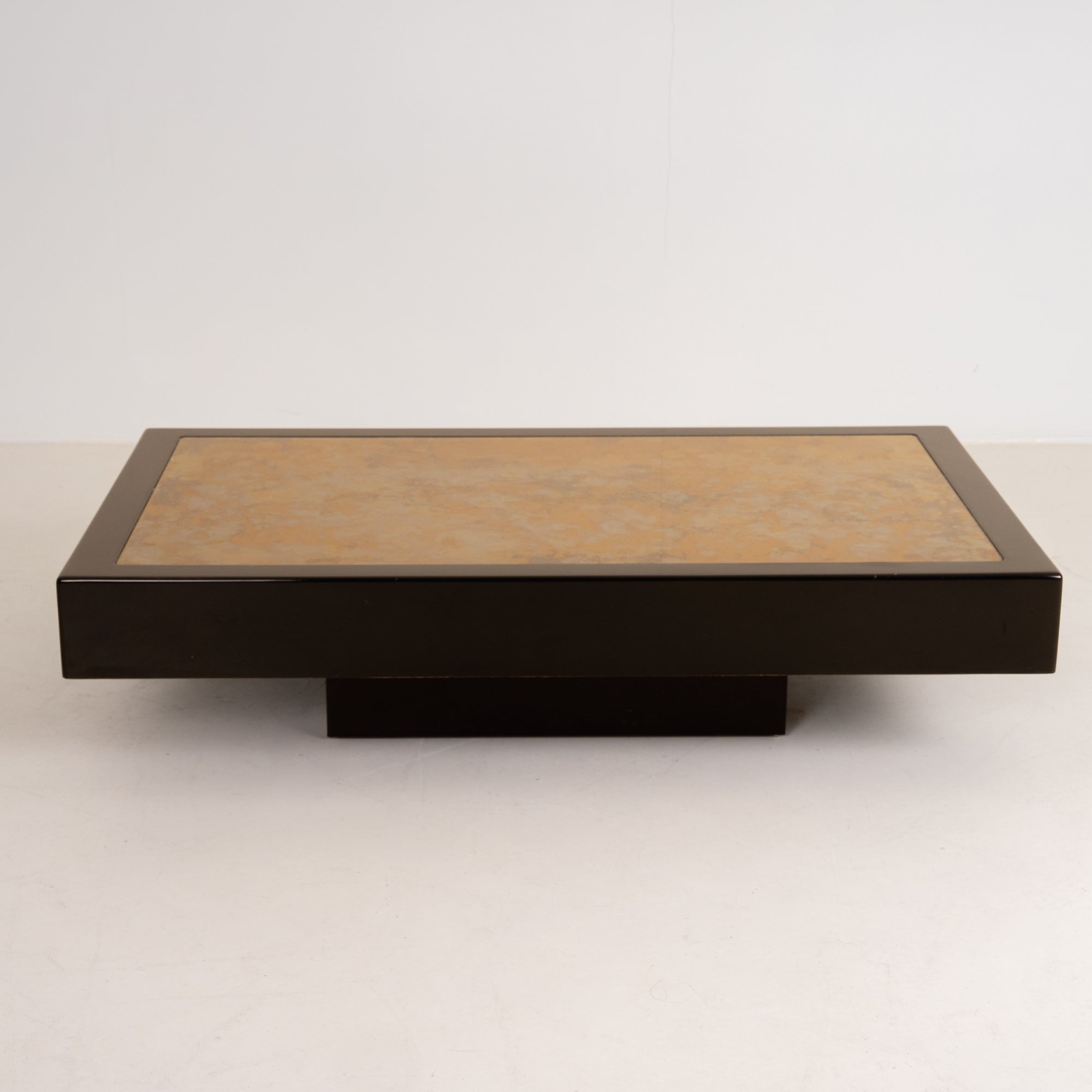 VINTAGE COFFEE TABLE IN RESIN AND GOLD-LEAF ÉGLOMISÉ GLASS