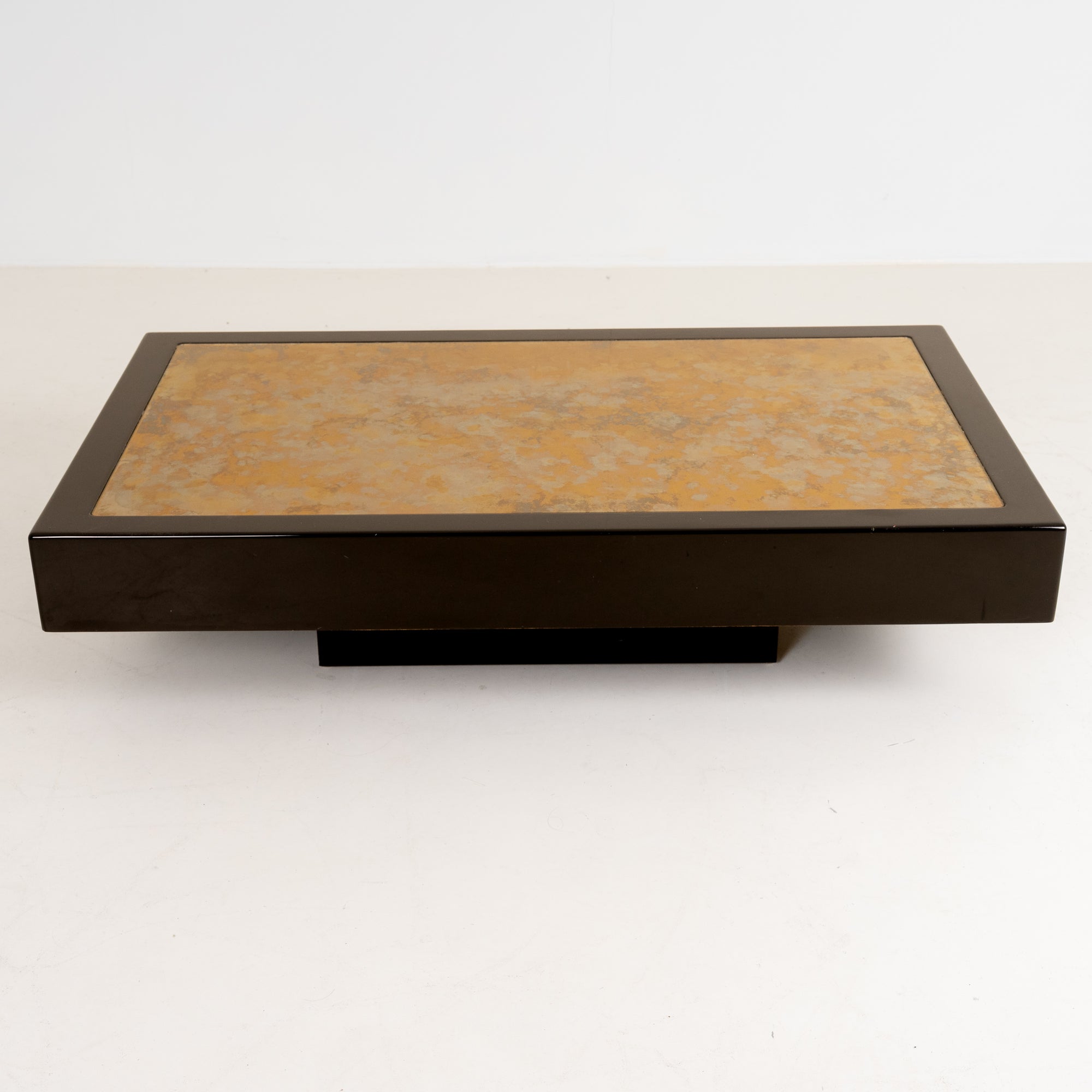 VINTAGE COFFEE TABLE IN RESIN AND GOLD-LEAF ÉGLOMISÉ GLASS