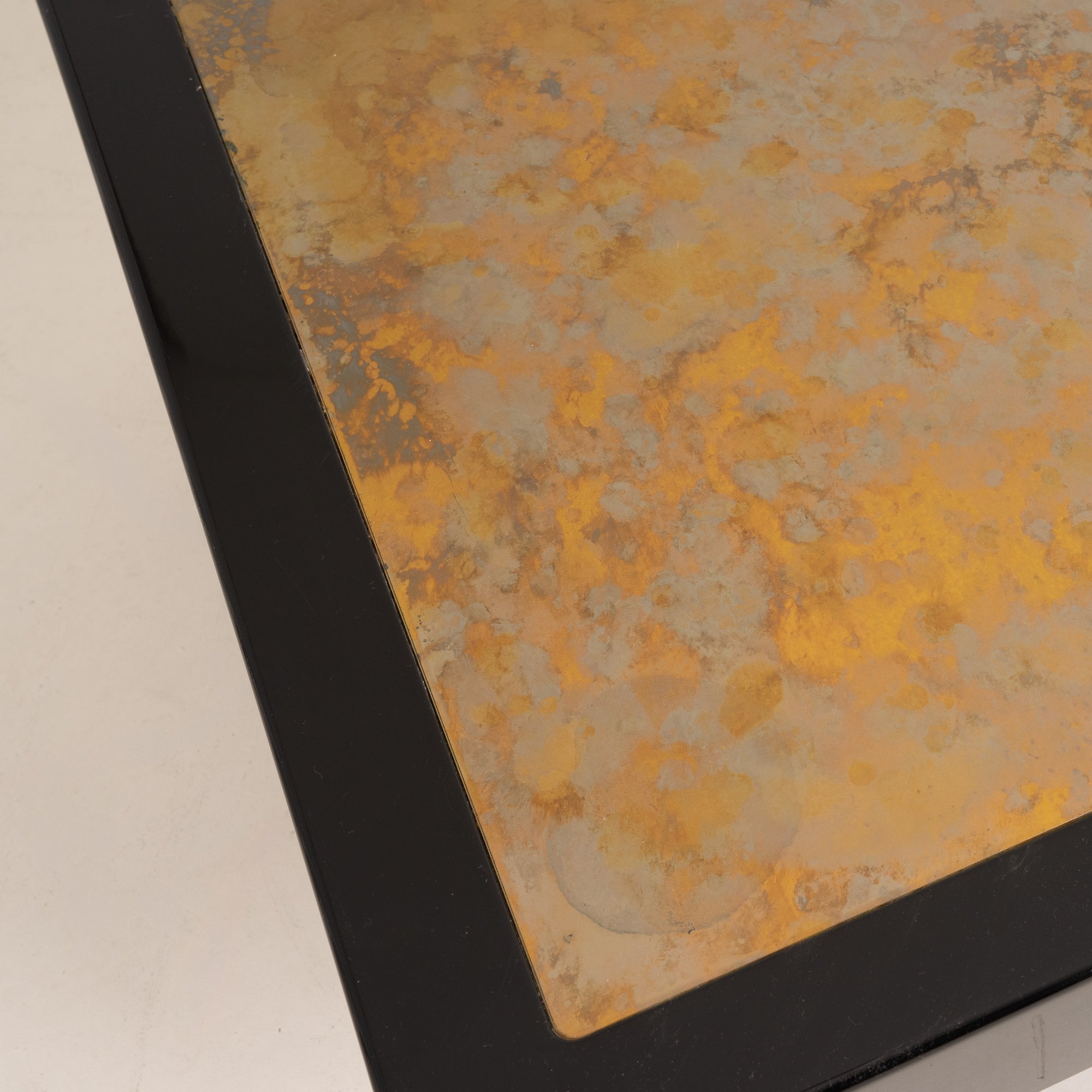 VINTAGE COFFEE TABLE IN RESIN AND GOLD-LEAF ÉGLOMISÉ GLASS