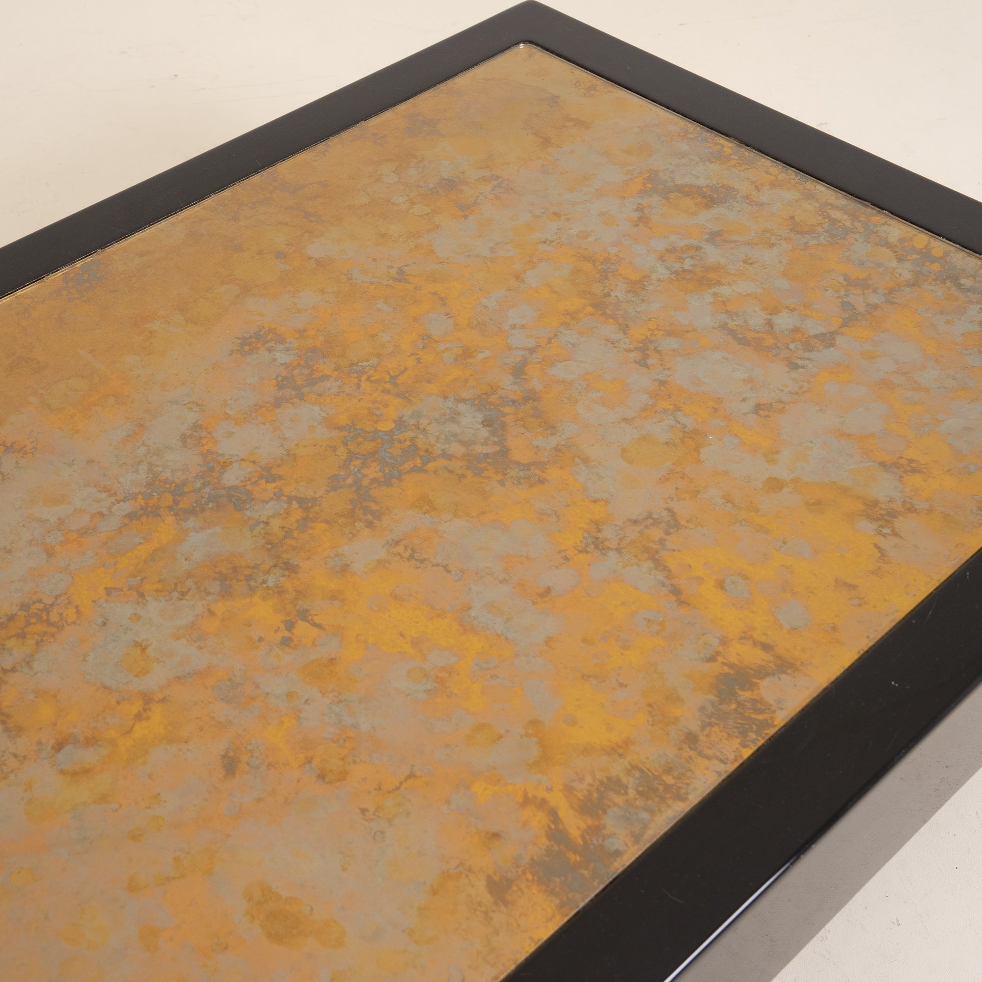 VINTAGE COFFEE TABLE IN RESIN AND GOLD-LEAF ÉGLOMISÉ GLASS