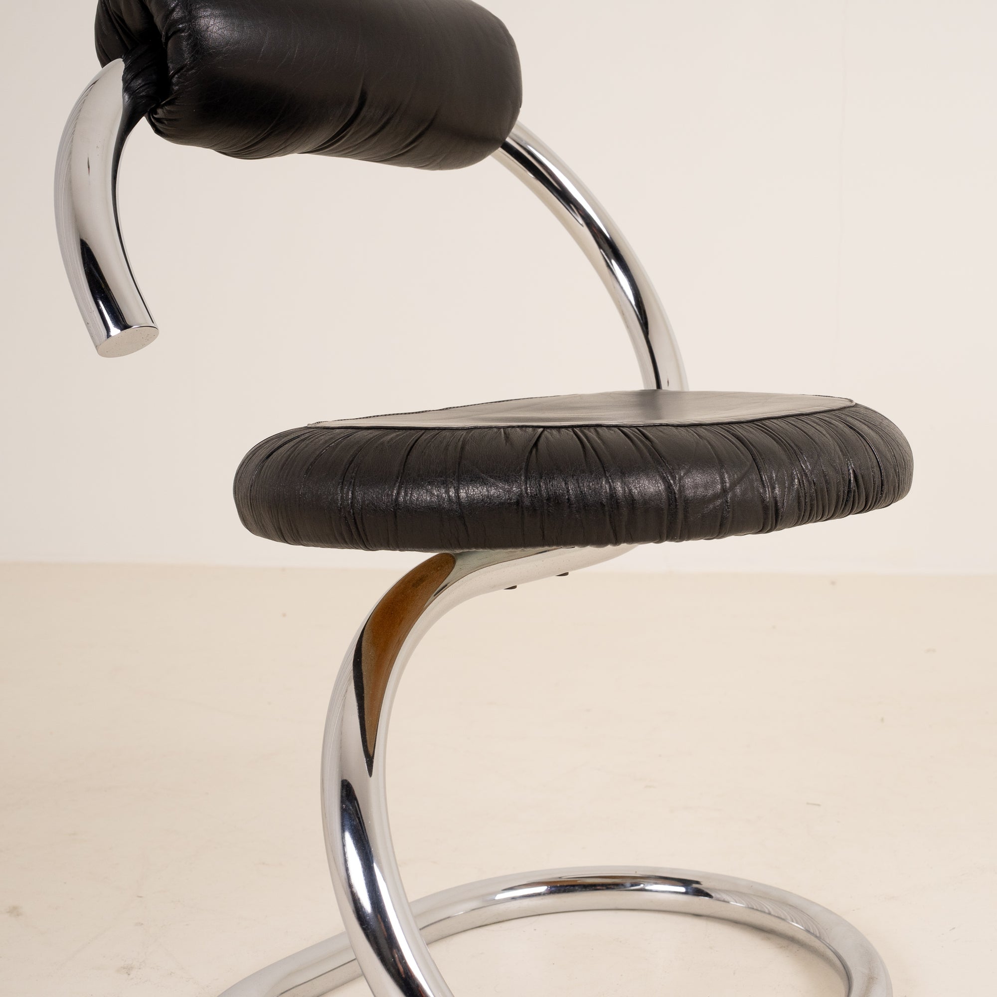 Set of 6 “Cobra” dining chairs by Giotto Stoppino