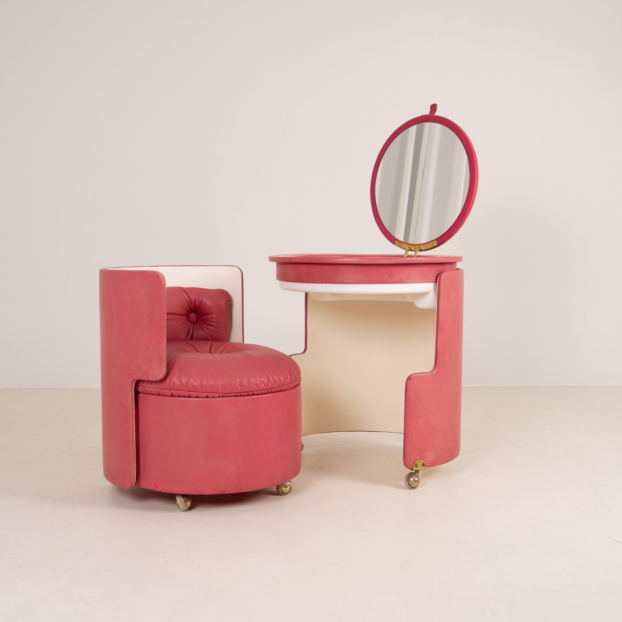 "Dilly Dally” vanity table designed by Luigi Massoni for Poltrona Frau