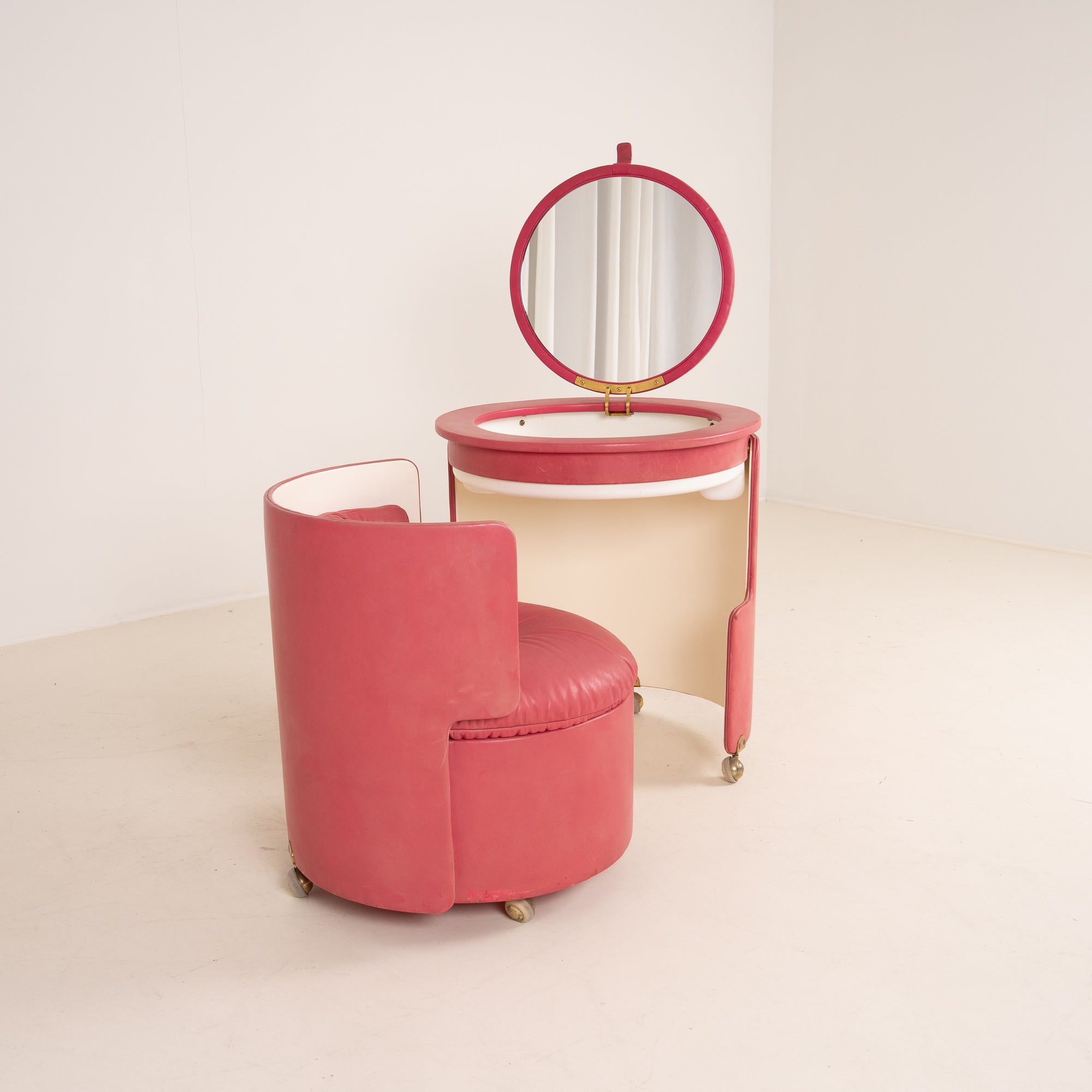 "Dilly Dally” vanity table designed by Luigi Massoni for Poltrona Frau