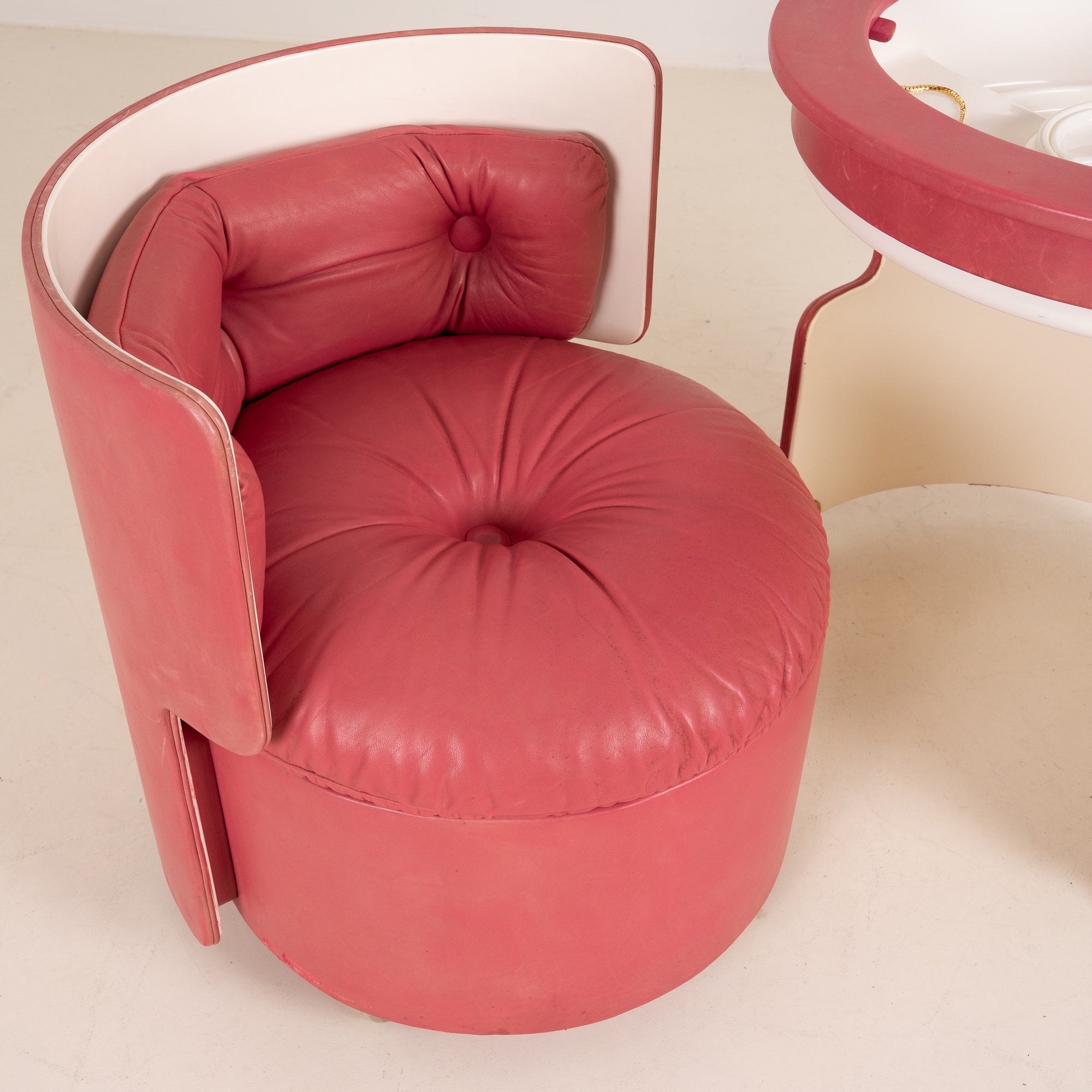 "Dilly Dally” vanity table designed by Luigi Massoni for Poltrona Frau