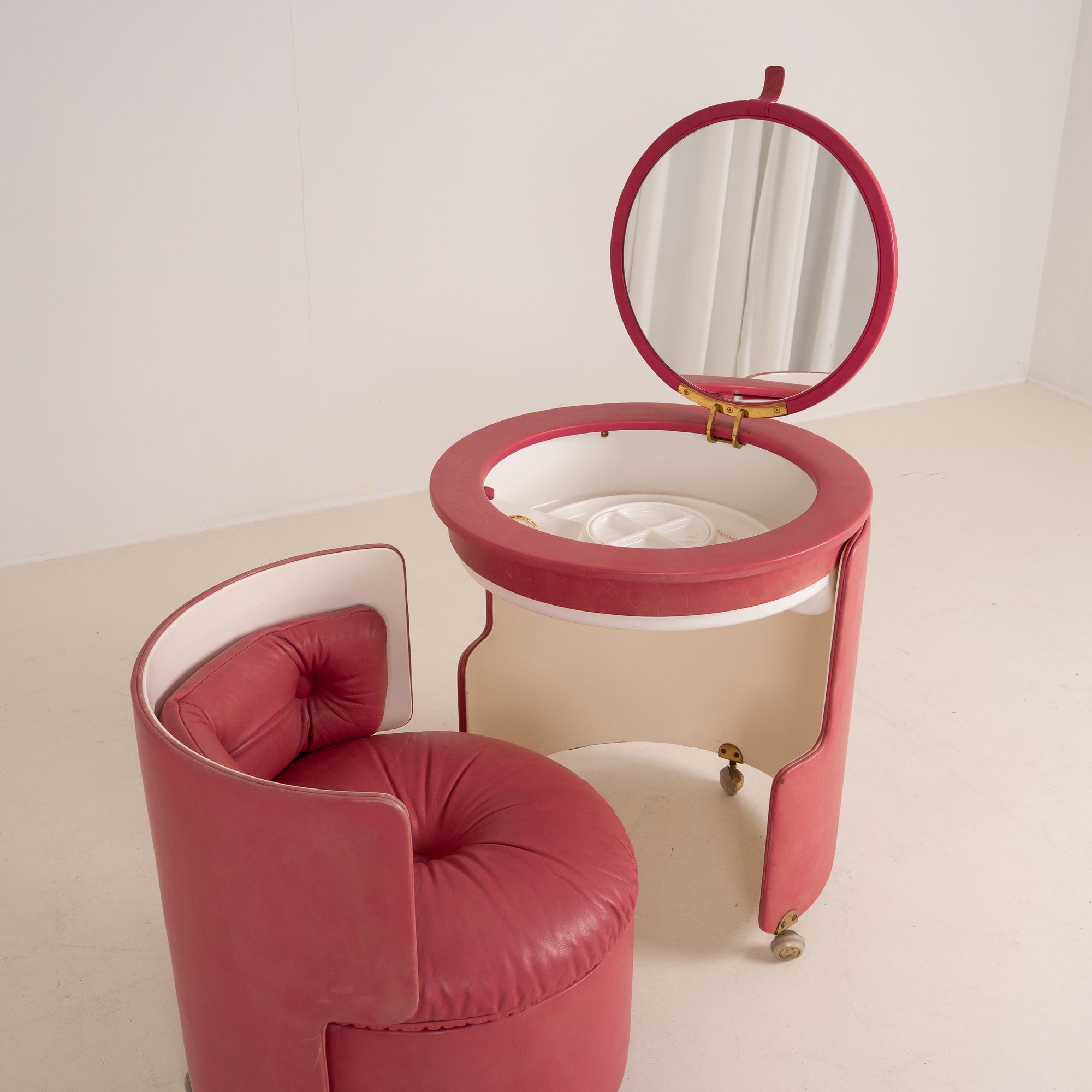 "Dilly Dally” vanity table designed by Luigi Massoni for Poltrona Frau