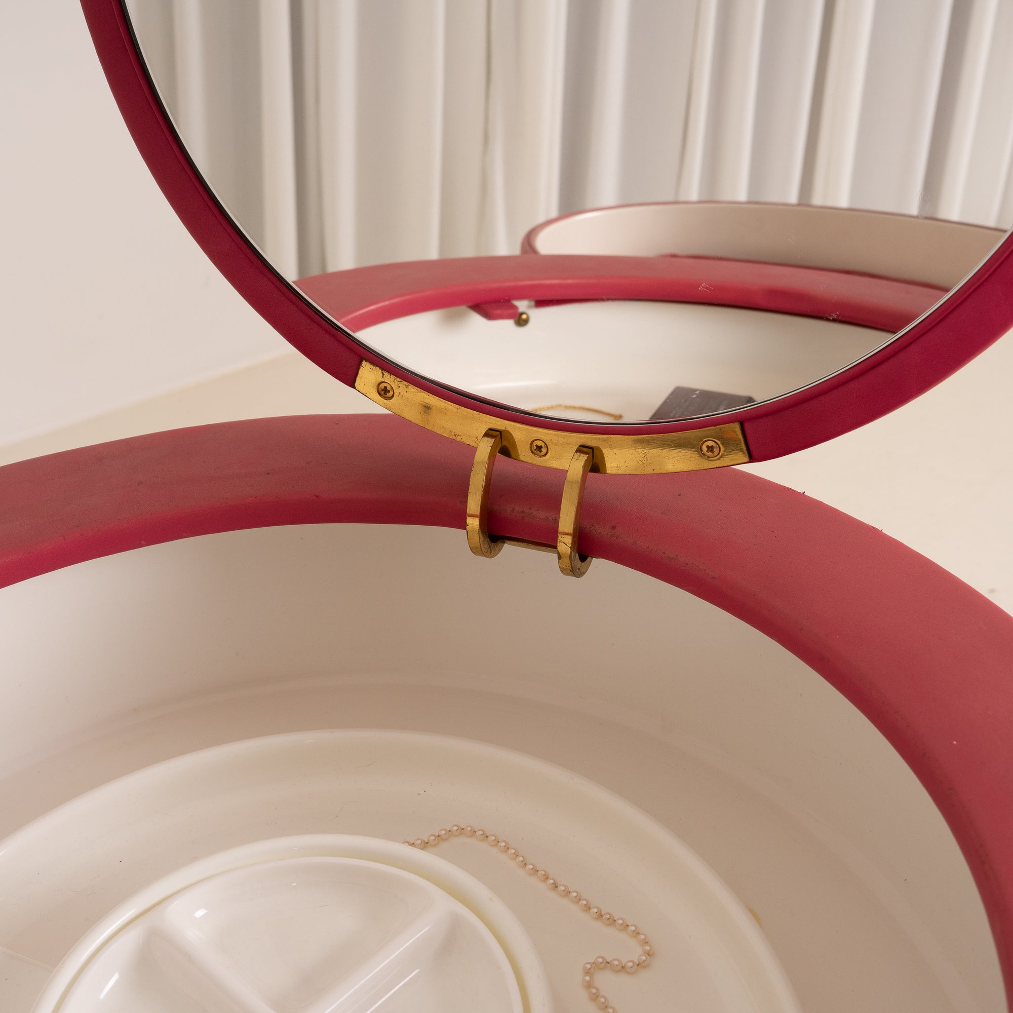 "Dilly Dally” vanity table designed by Luigi Massoni for Poltrona Frau
