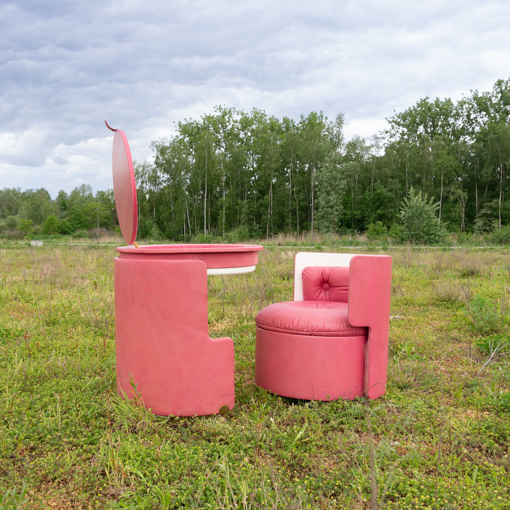 "Dilly Dally” vanity table designed by Luigi Massoni for Poltrona Frau