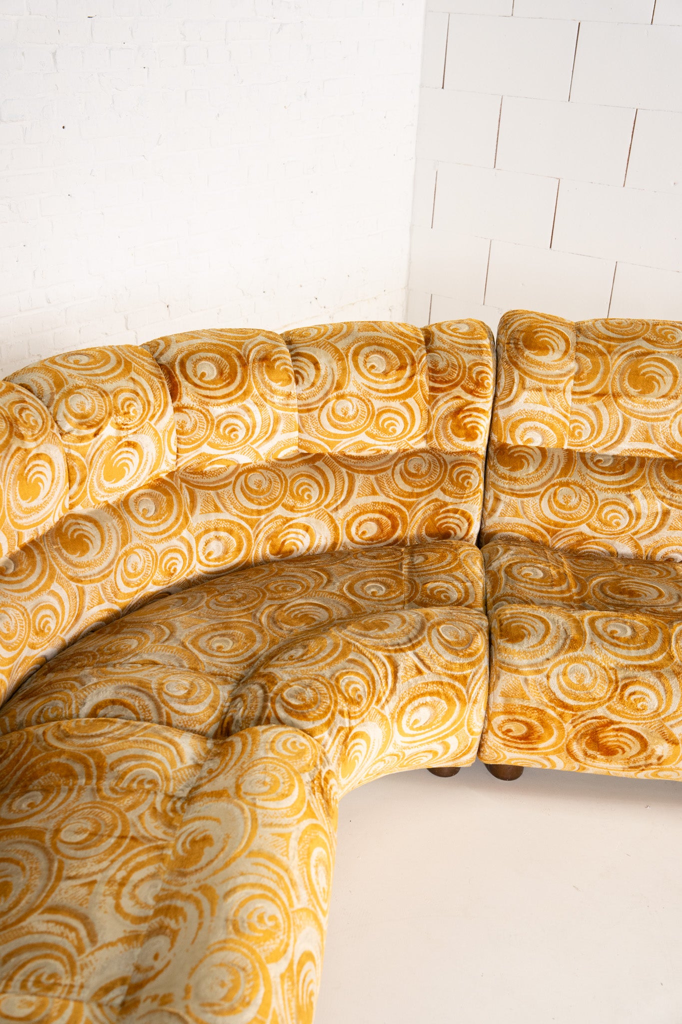 MODULAIRE JAREN 70 GEBOGEN BANK 