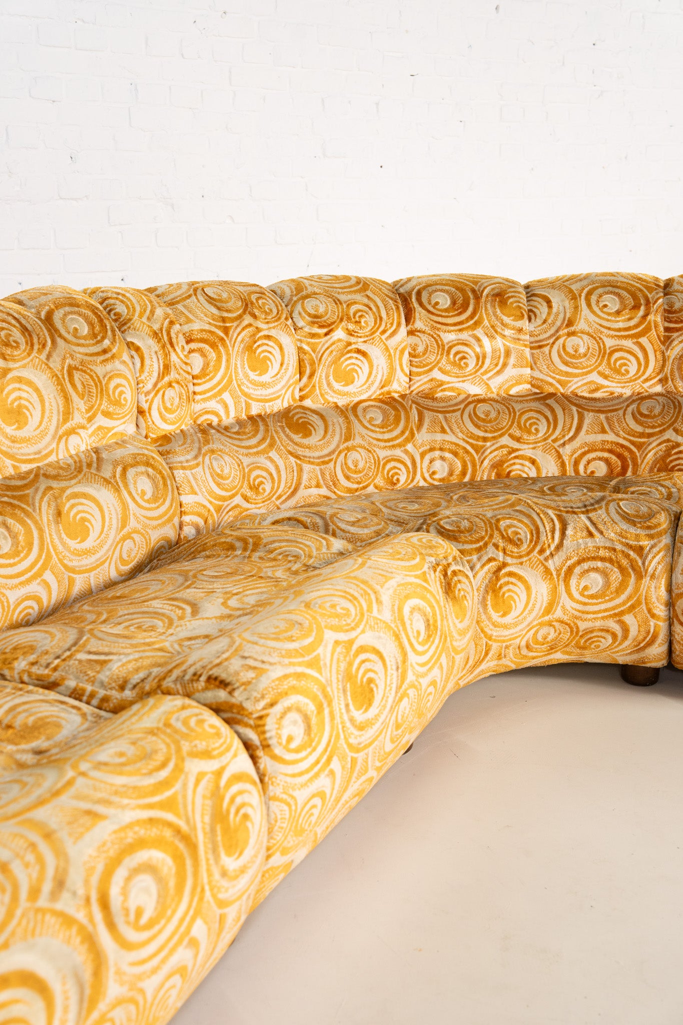 MODULAIRE JAREN 70 GEBOGEN BANK 