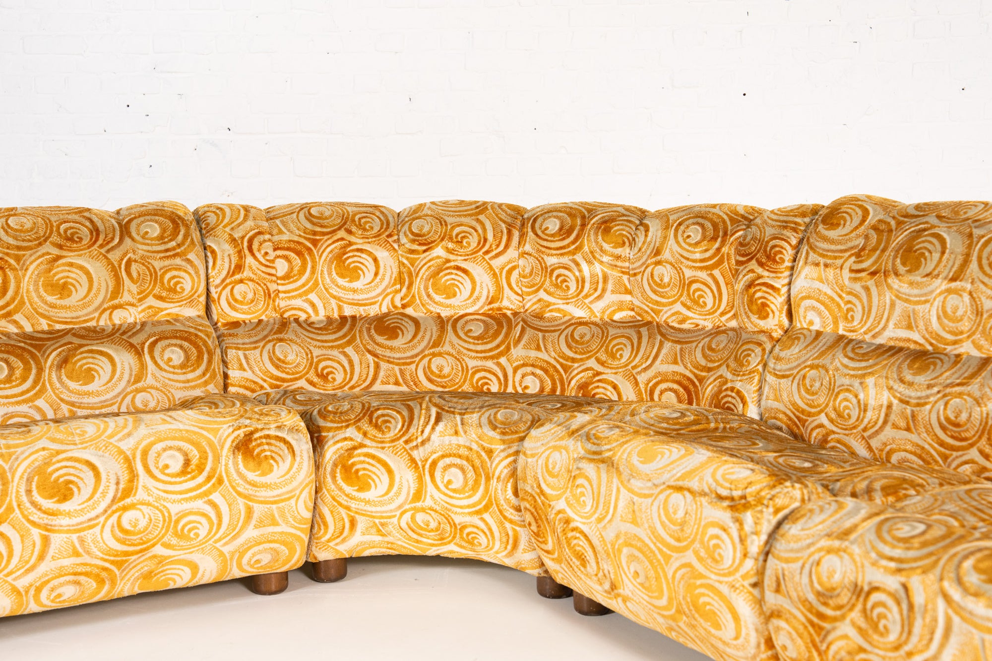 MODULAIRE JAREN 70 GEBOGEN BANK 