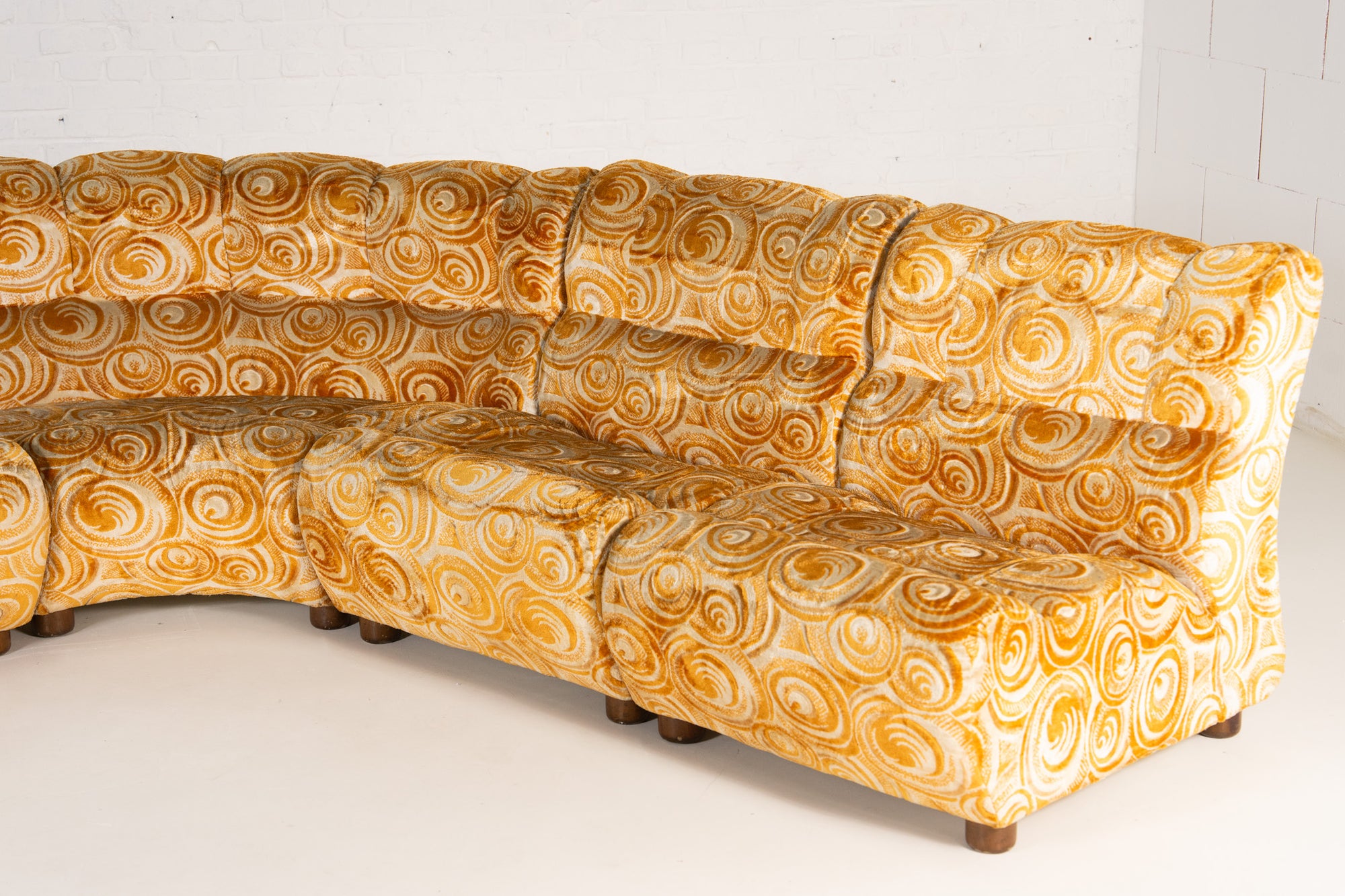 MODULAIRE JAREN 70 GEBOGEN BANK 